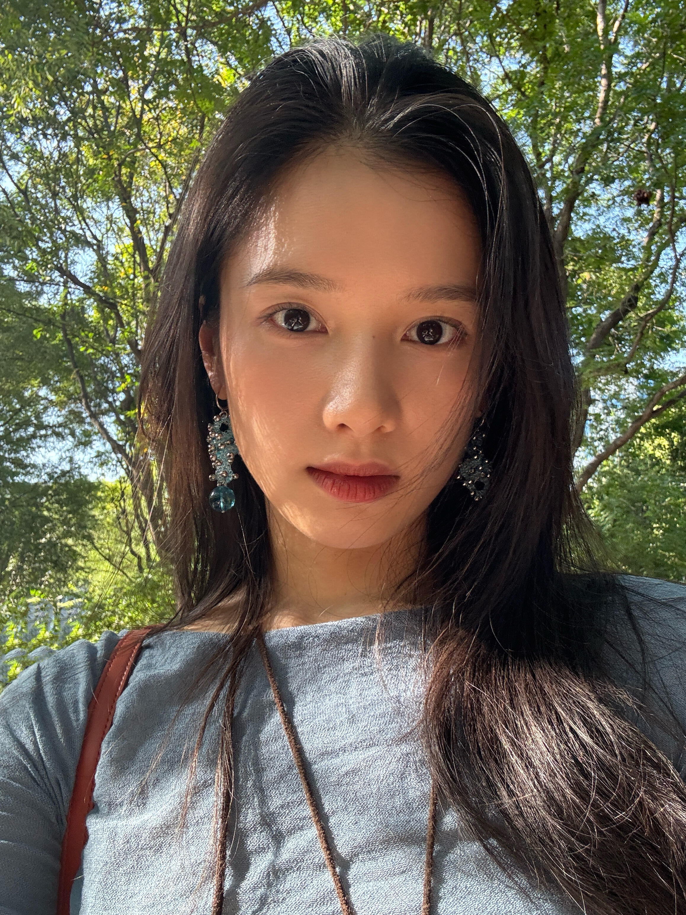 张婧仪逛公园一秒出图自拍从不挑光线挑角度张婧仪​​​