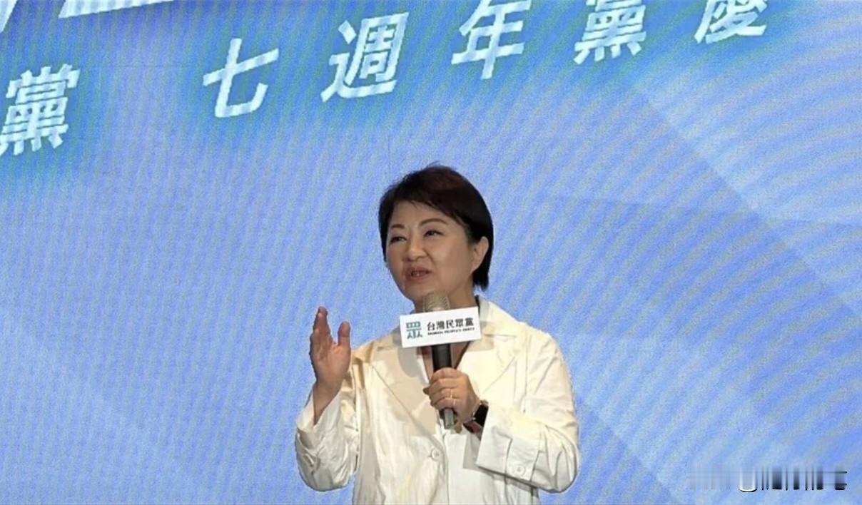 民众党党庆邀请卢秀燕而不是郑丽文，也间接说明郑丽文与柯文哲之间的隔阂解不了，而卢