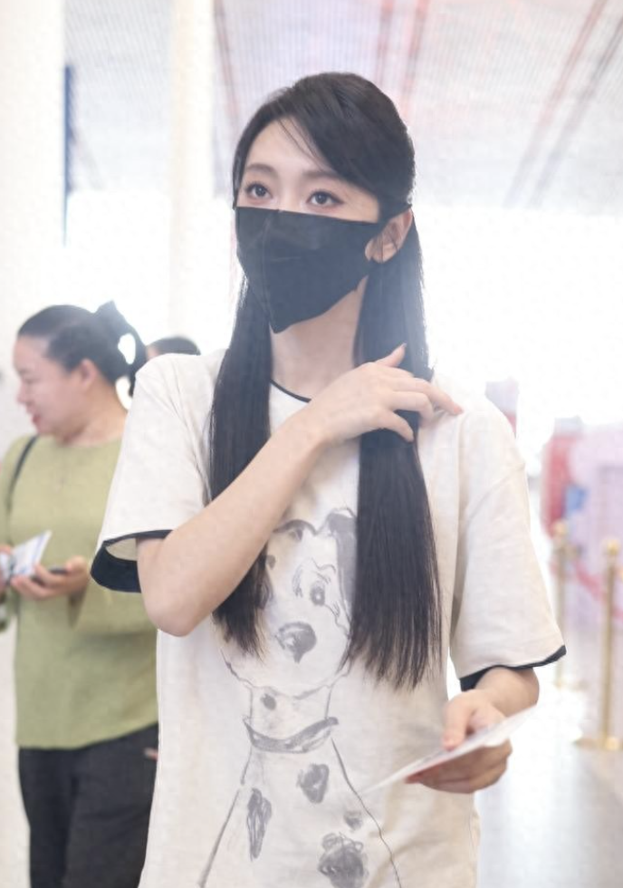 看宣璐北京机场出发卡通T恤牛仔裤超吸睛