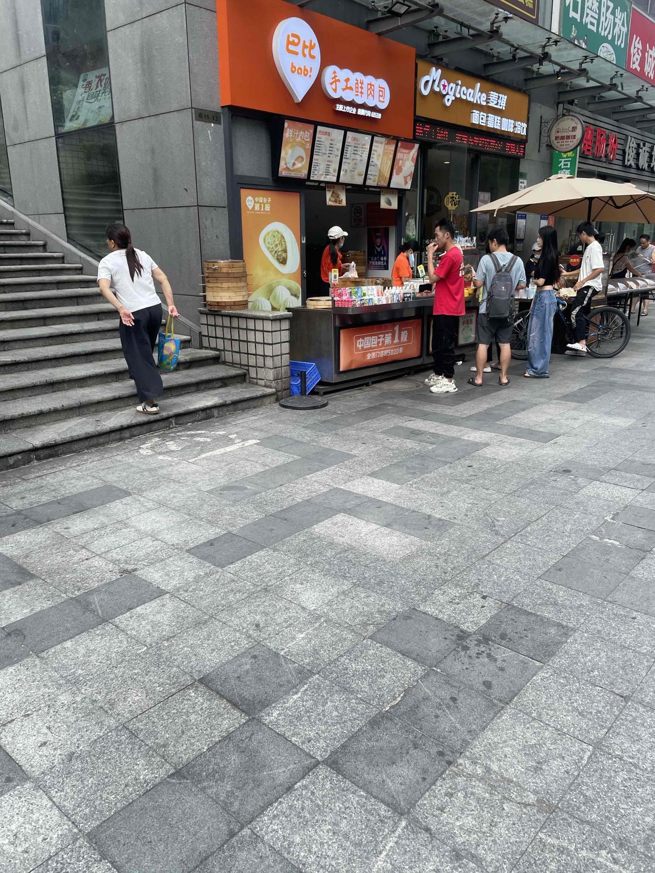 小区旁边有家巴比食品的早餐做的着实好吃，我每次买早餐都买他家的。周边虽还有几家其