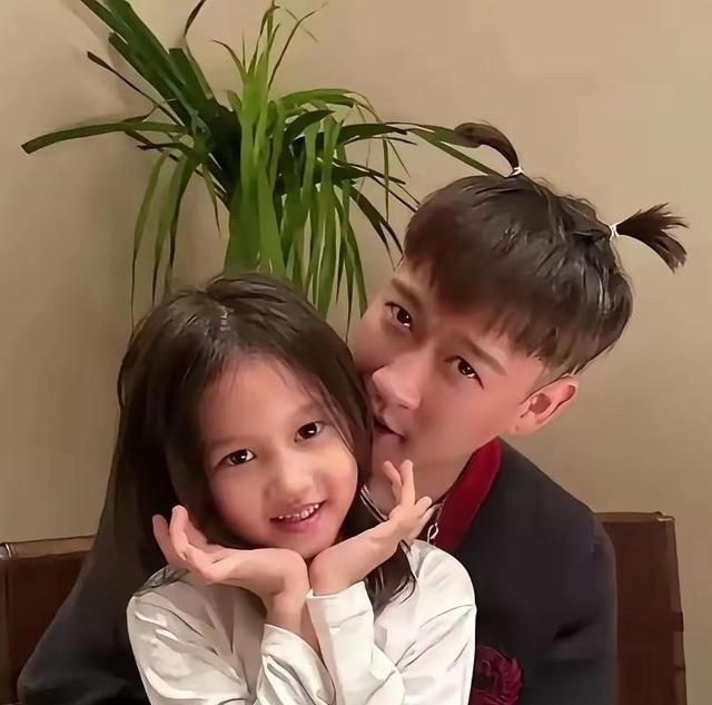 曹云金和唐菀离婚五年，俩人给闺女花起钱来确实没打过磕绊。北京顺义那所国际学校，一