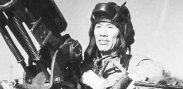 开国上将邓华是不折不扣的老烟枪，一次战役中，邓华缴获数万支上等好烟。后来的一次会