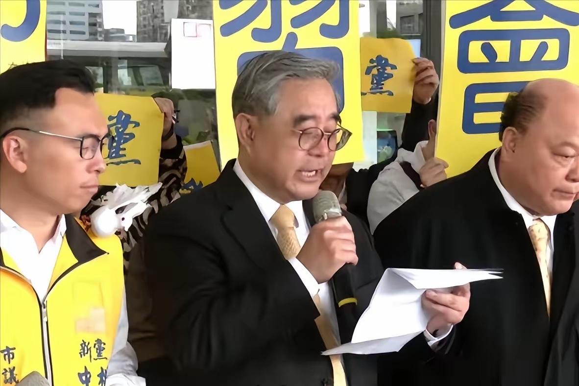 不是，我就纳闷了，每次岛内重要人物一飞大陆，机场外面怎么翻来覆去都是同一拨人在那