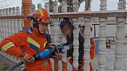 宝鸡女童“杠上”围栏：头能过，但“不许走”！12月27日宝鸡消防接警称一小孩