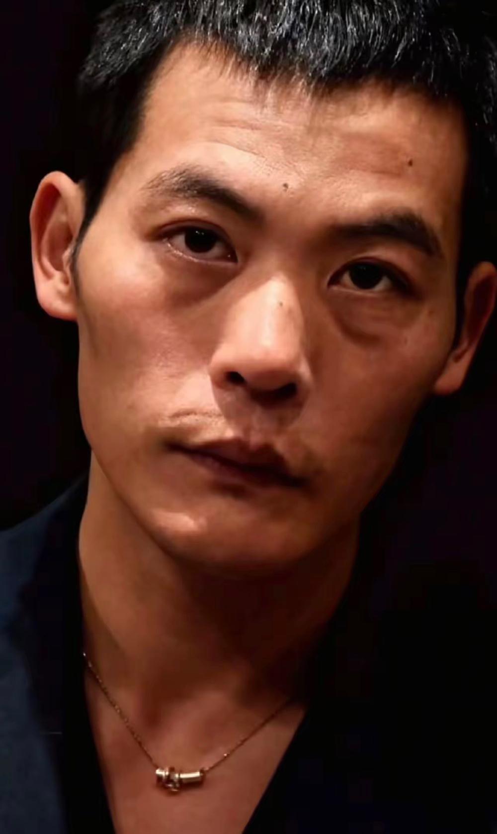 刀疤哥这股子实在劲儿，越了解越让人动容。特意翻了他的过往才知道，参加荒野求生是老