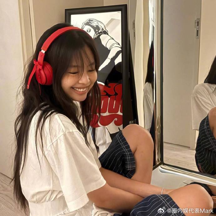 Jennie更新ins咱就是说，戴上红耳机的妮妮也太会拍了吧！每一帧都好有感觉