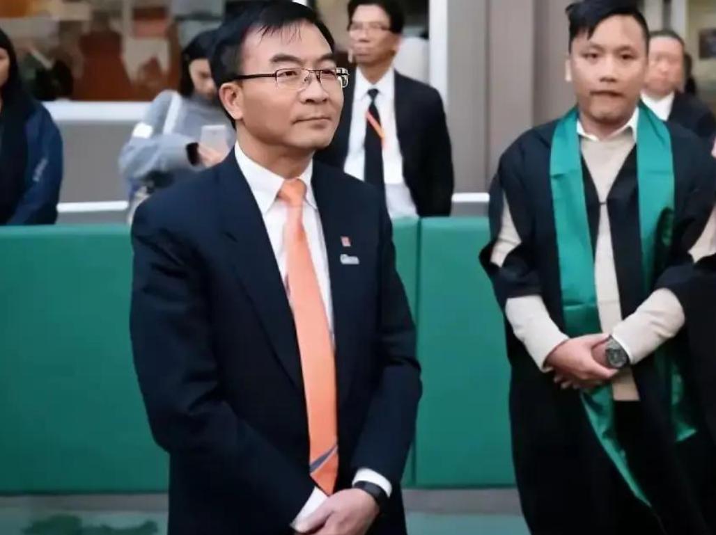 "你们选错了学校！“香港毕业典礼奏响国歌，两名毕业生全程稳坐不肯起立，半句国歌都