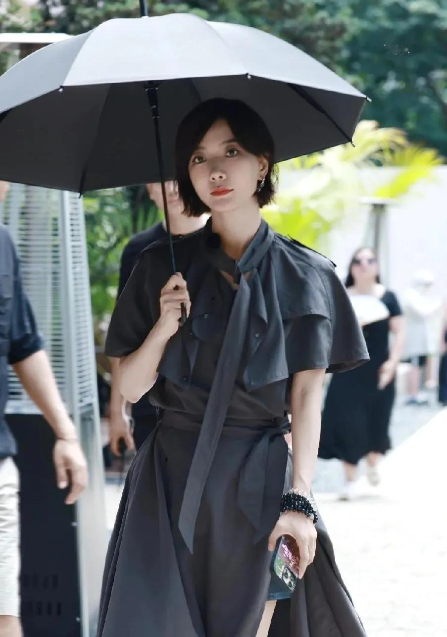 王珞丹：酷飒造型，狠狠拿捏时尚感家人们，偶然刷到王珞丹这组造型，简直被惊艳