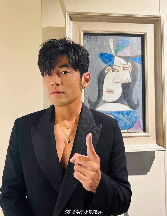 周杰伦也在零点蹲新歌周杰伦0点蹲新歌：“我的仪式感是连衣服都还没换，然后在画作