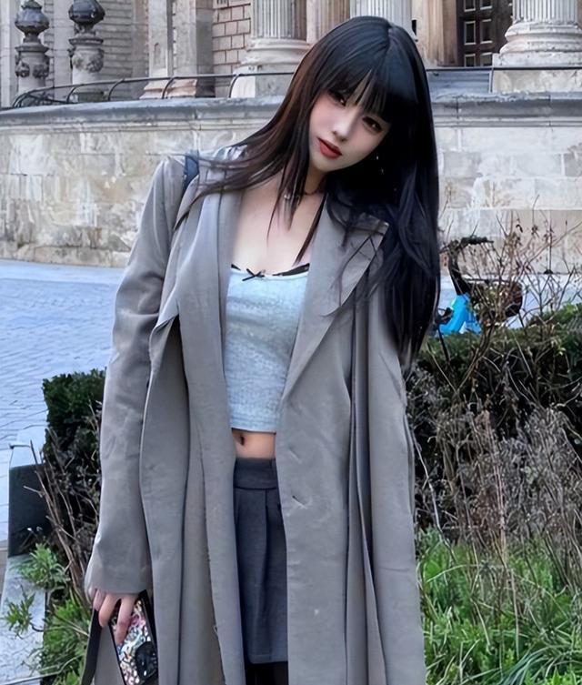 汪峰女儿小苹果外貌与父亲关系不大，遗传母亲美貌和才华，小小年纪已有巨大潜力。继母