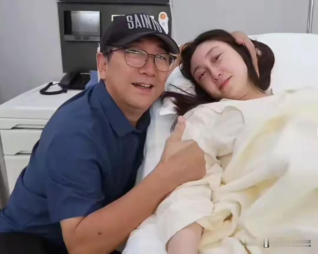 恭喜恭喜！水均益荣升超级外公，大女儿水亦诗产房照片曝光，水均益陪着自己的女儿，
