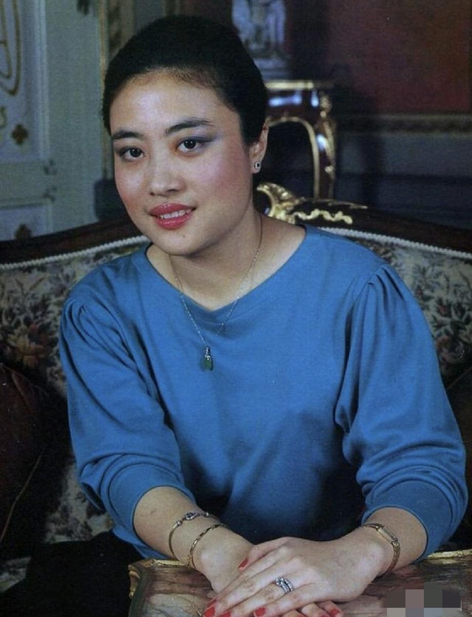 可以相信泰王玛哈的审美，不要相信他的感情。泰王的三任下堂妻，个个都是拿得出手的