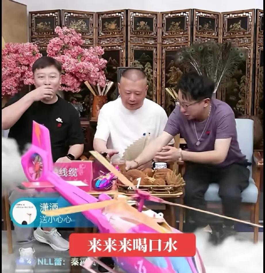 郭德纲直播，身边坐着的竟然是张鹤擎，看来是真的要捧他了。不过张鹤擎被捧是应该的，