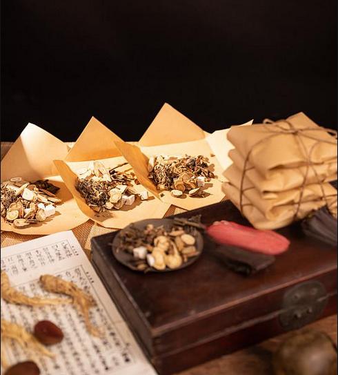 多年前，老药农一语点醒：肾囊肿的“水瘀”，没三斤泽兰难消散！随后赠我良方，我终悟