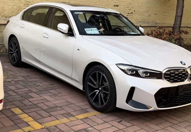 3系开着还是爽最满意还是宝马的方向盘握感，非常粗壮相当有感觉，不硬，不滑！