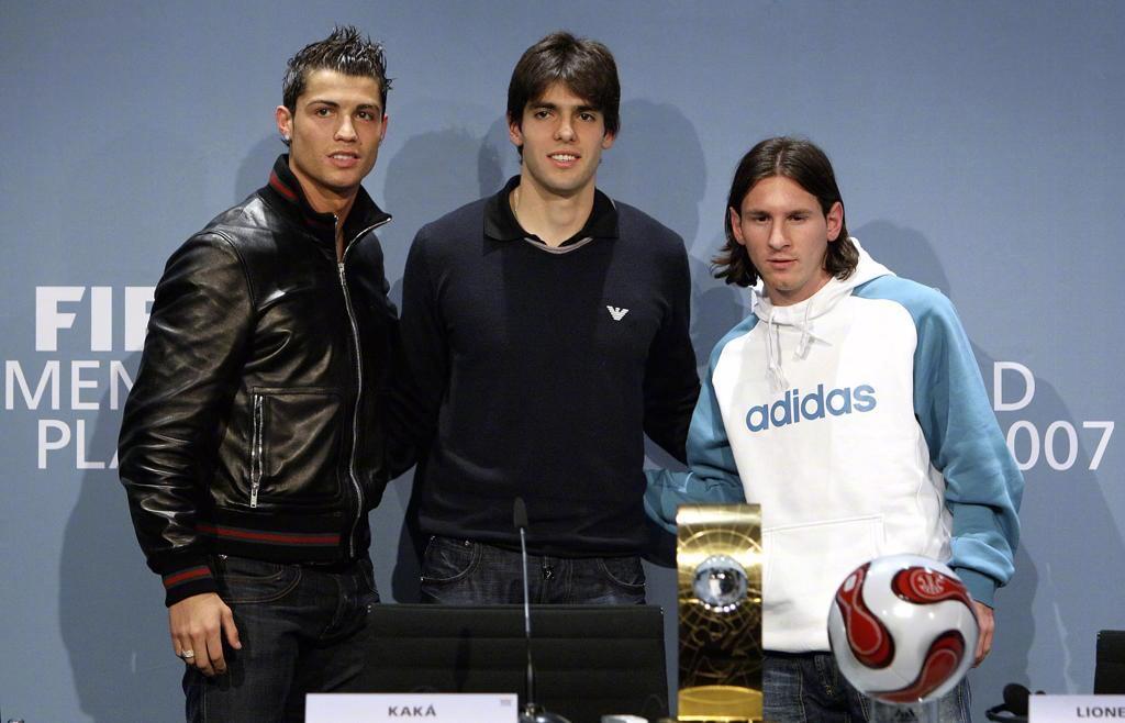 2007年FIFA颁奖礼，卡卡站中间，C罗左，梅西右。那年卡卡拿金球，AC米