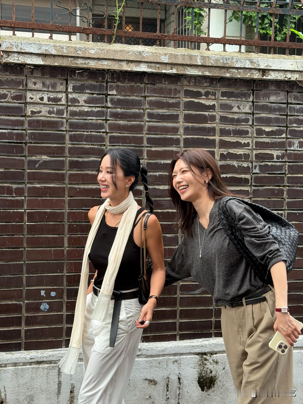 23日，演员严正花在Instagram上传了多张照片。照片中，严正花与崔秀英结伴