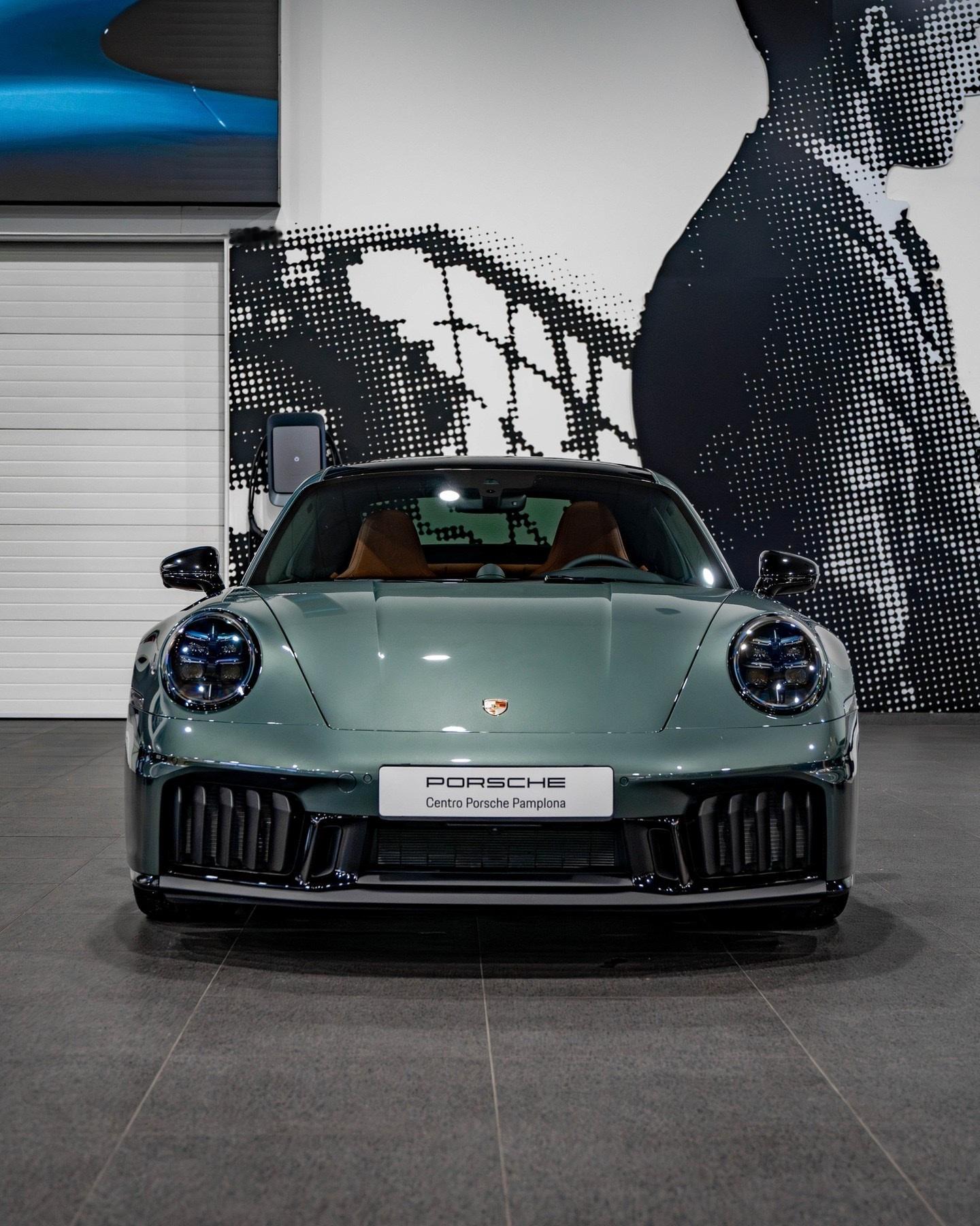 当配置成为艺术，便诞生了独一无二之物。💚这辆911Carrera4GTS