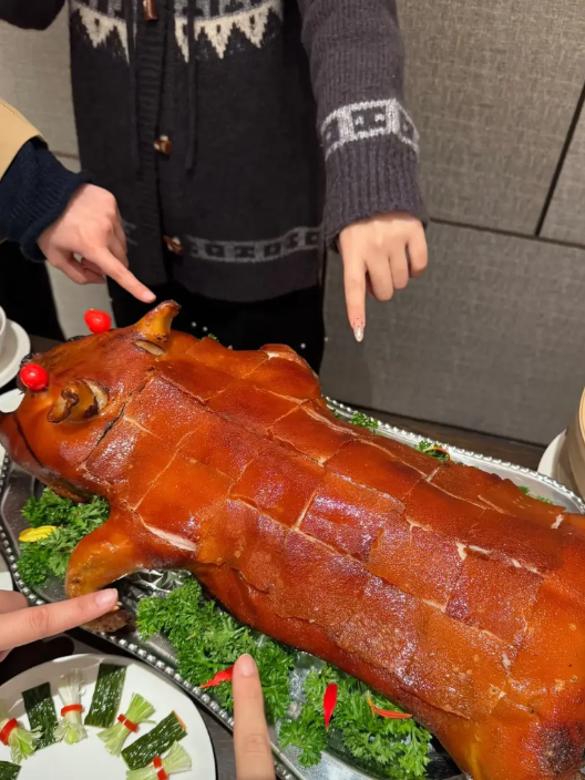 一男子走进烧烤店，点了只烤乳猪。老板把乳猪往电子秤上一放：