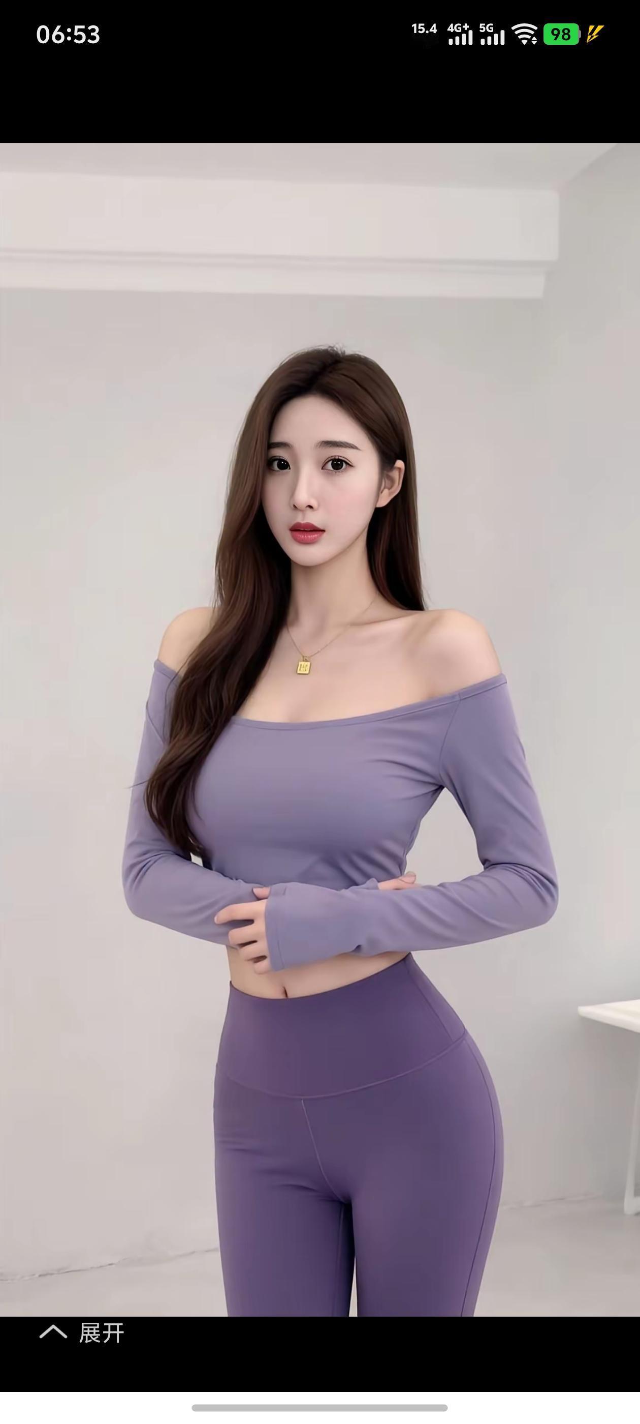 浅紫衣衫轻贴肌肤，似薄雾笼着细碎流光，衬得肤光莹润透亮。一字肩设计勾勒出流畅软嫩