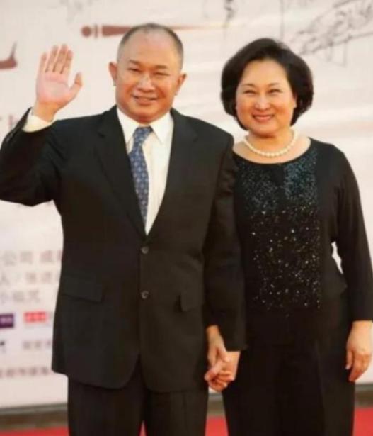2012年，著名导演吴宇森确诊淋巴癌，变卖北京房产赴美治疗；8年后，妻子牛春龙患