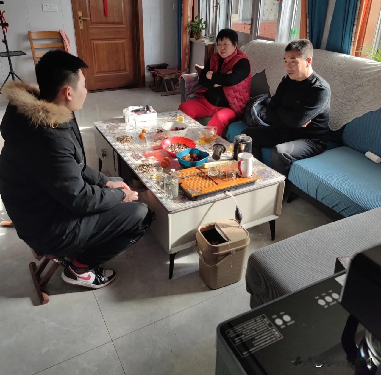 国庆期间，我回村看到许多女婿带着礼物看望老人，看到邻居家老丈人和女婿因为某些事发