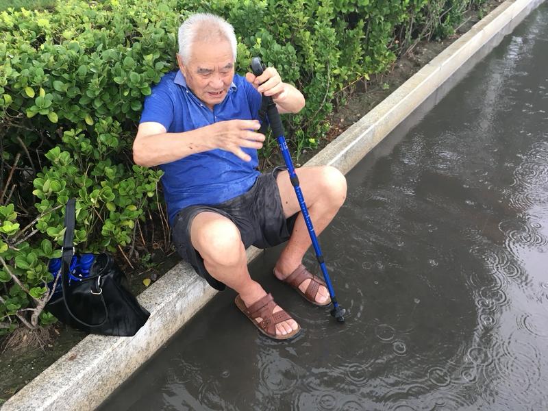 医生提醒老人摔倒别马上扶，这可太有道理了。之前小区有个大爷摔倒，旁人好心立马扶起