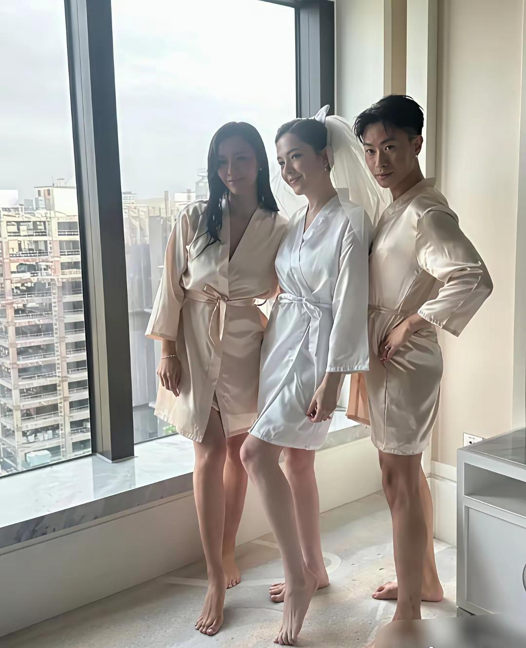 许玮甯婚前睡衣趴的照片一出来，评论区直接炸了。不是因为场面多盛大，是她往那儿一站