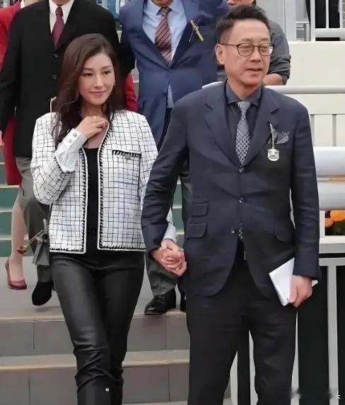 有钱人真好呀，已经60多岁的的富豪许晋亨，在大街上手牵漂亮媳妇李嘉欣，虽然李嘉欣