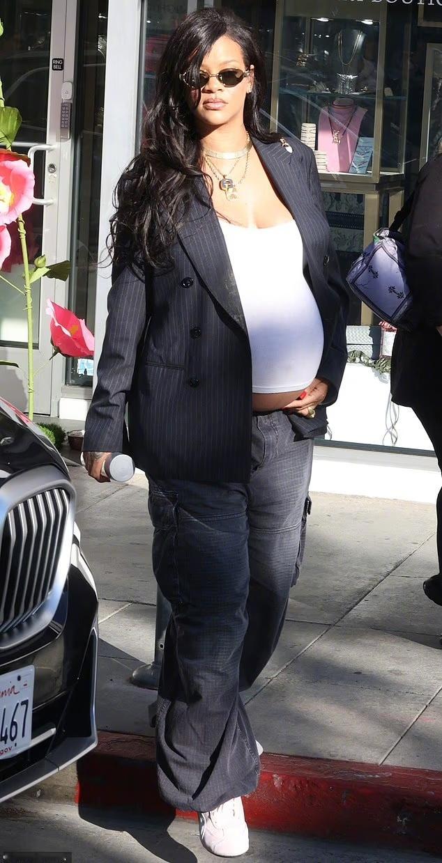 三胎孕妈蕾哈娜身穿AlexanderWang工装裤，搭配Gucci包包