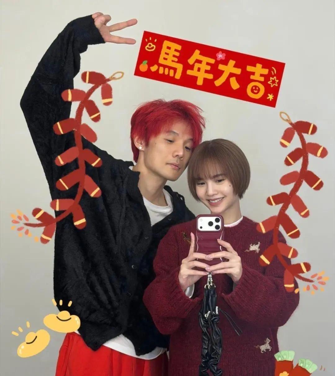 42岁杨丞琳和老公李荣浩在北京家中过新年，夫妻俩装扮时尚，夫妻俩一起下厨包饺子吃