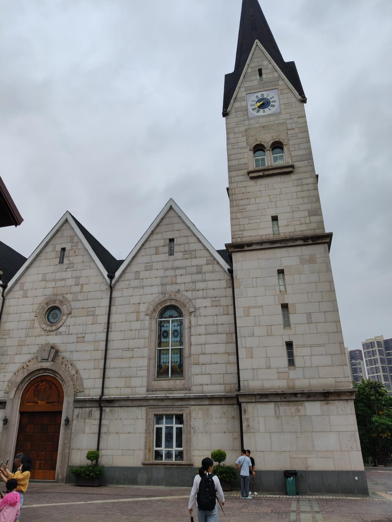 昨天晚上一个晋升五档的老教师请同事们吃饭，他说他的工资一下子就加了700多，这是