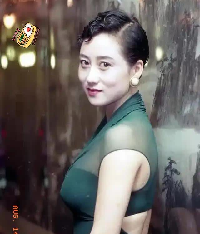 难怪利智嫁给李连杰后就淡出大众视线了，瞅瞅她年轻时的模样，你就懂这选择多清醒