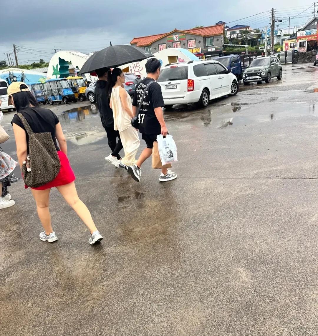 果然是越老越会疼人啊，汪峰开了演唱会后，马上就带着女友森林北来到韩国济州岛度假。