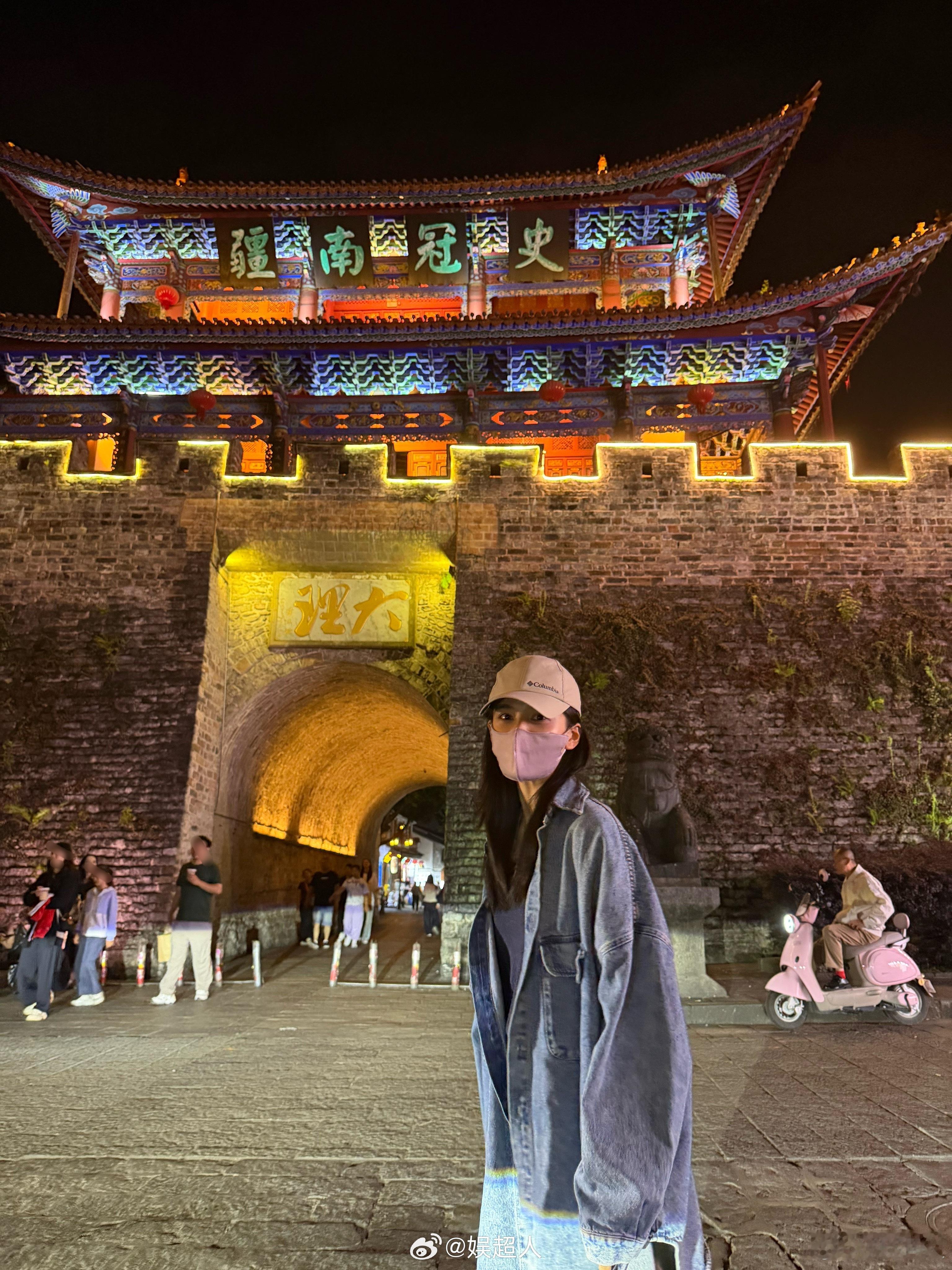 张婧仪给路人打码张婧仪打卡大理古城张婧仪打卡大理古城还贴心地给路人打码了！婧仪