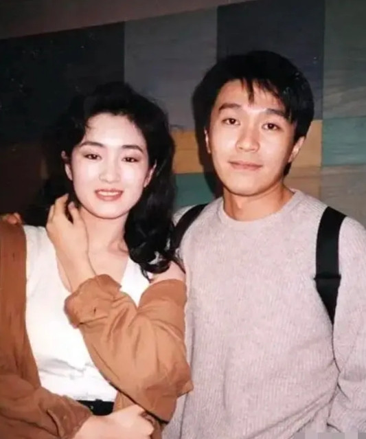 1993年，《唐伯虎点秋香》筹拍，巩俐来到香港洽谈合作，向华强带着100w片酬过
