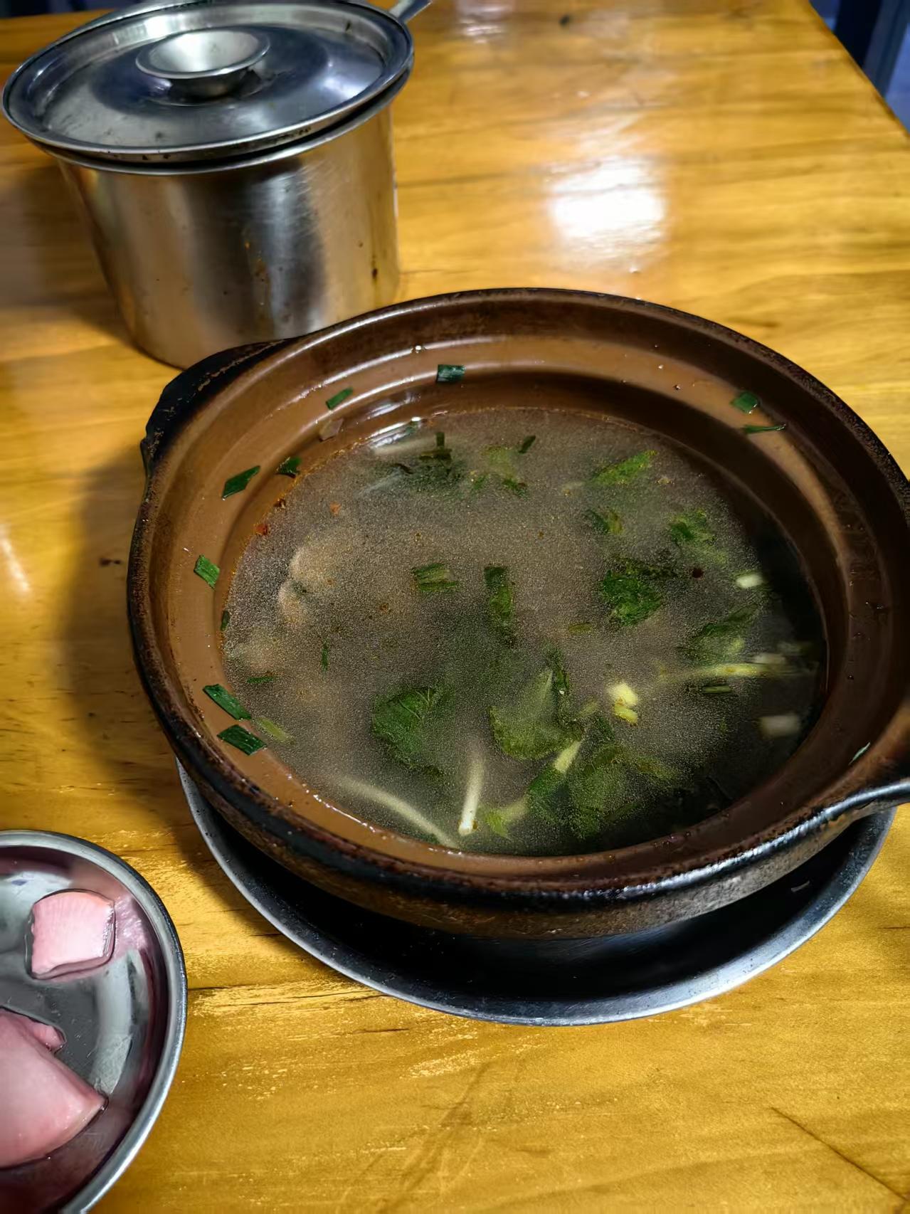一碗粉里的专业在小区门口吃了碗眼羊肉粉，走进去就不想吃了，但又想到进都进来了