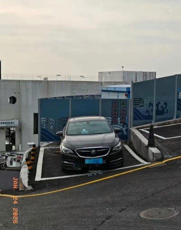 我说这个车位的含金量，懂的人已经开始眼红了吧？！🤣临海景区这个斜坡车位，位置