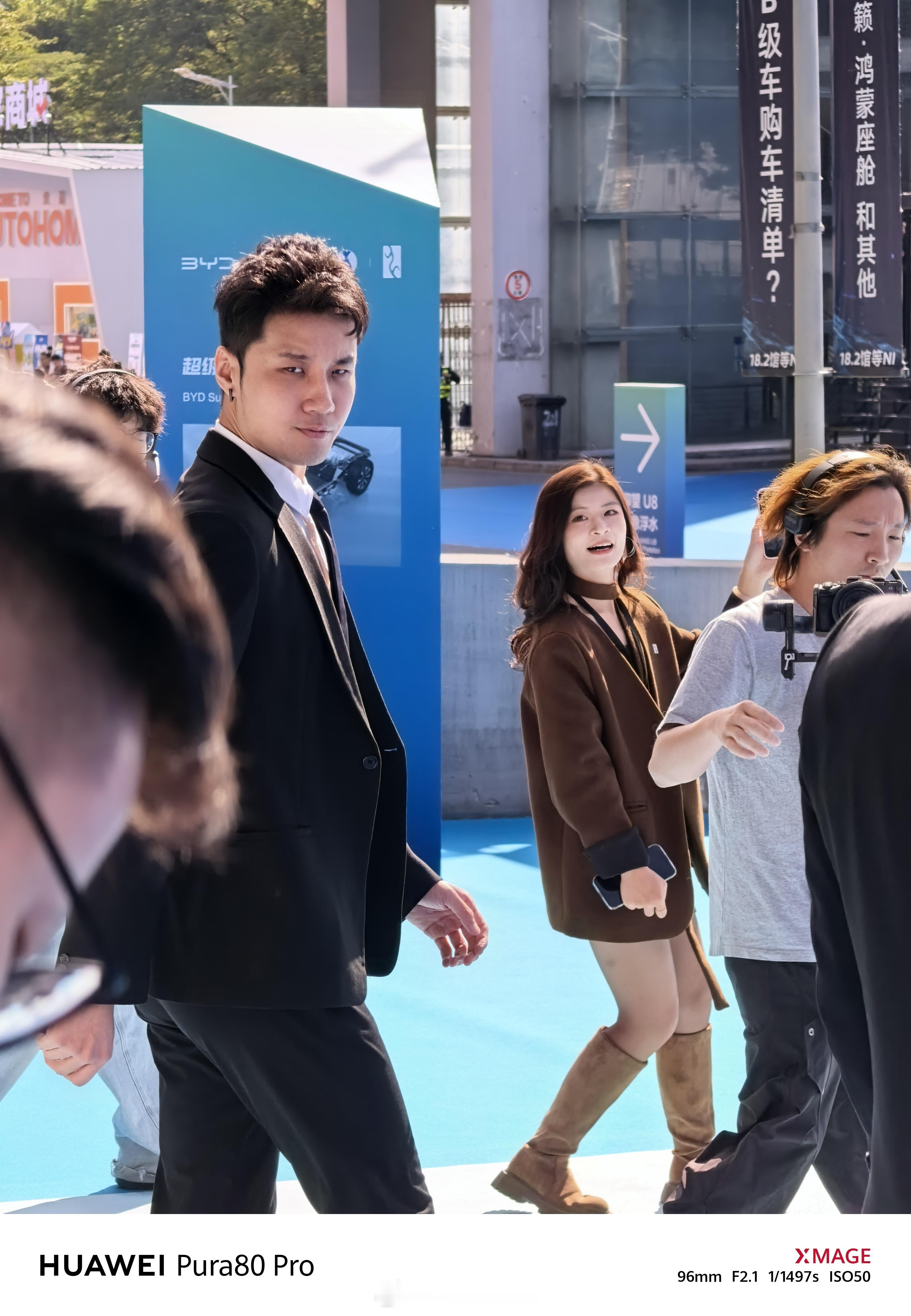 突然一群人在移动，不管三七二十一先拍照再说。一个高个子帅哥，看名单应该是潘展乐？