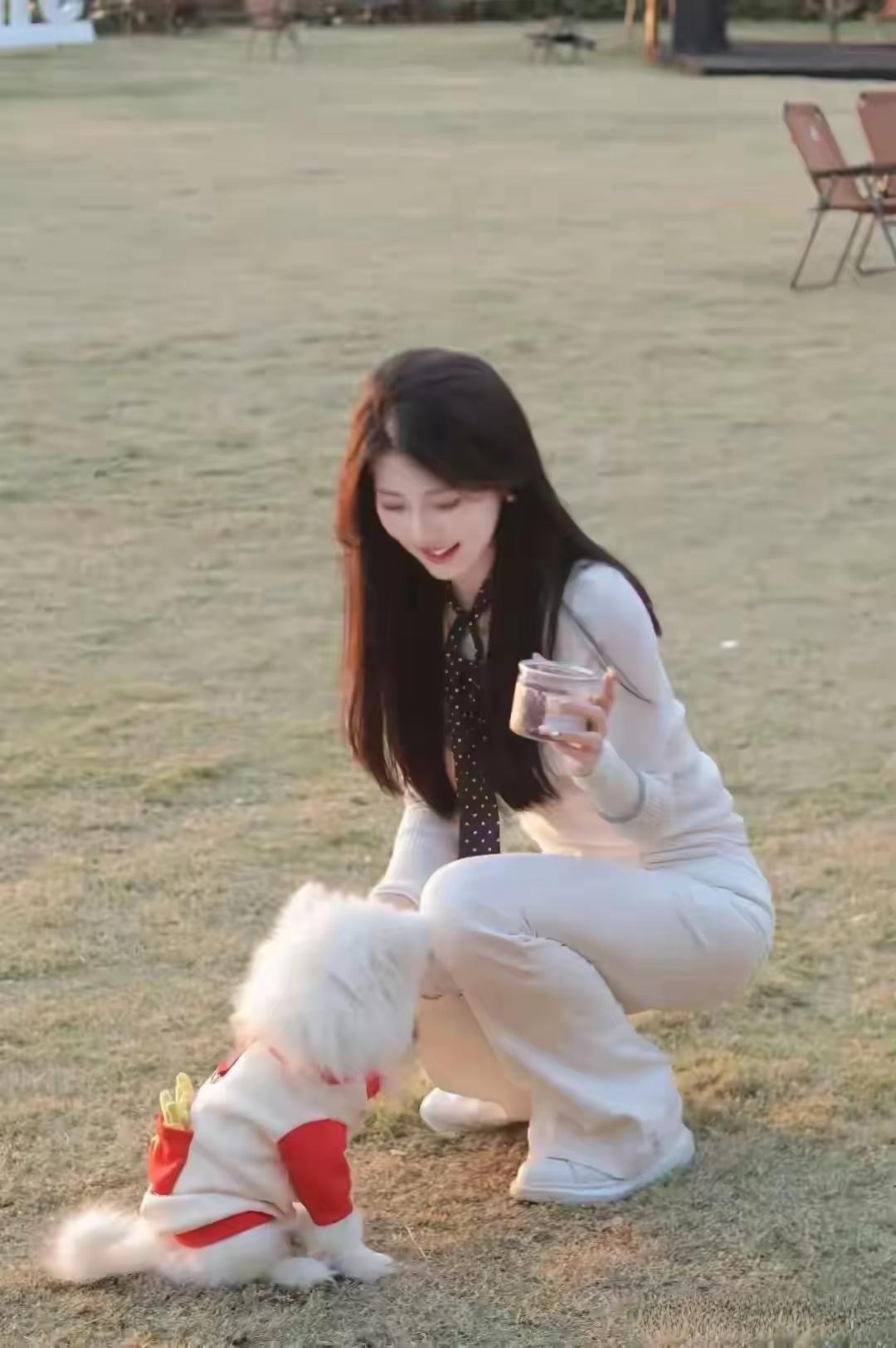 “阳光下的温馨时刻，与宠物的甜蜜互动”🌞🐾💕