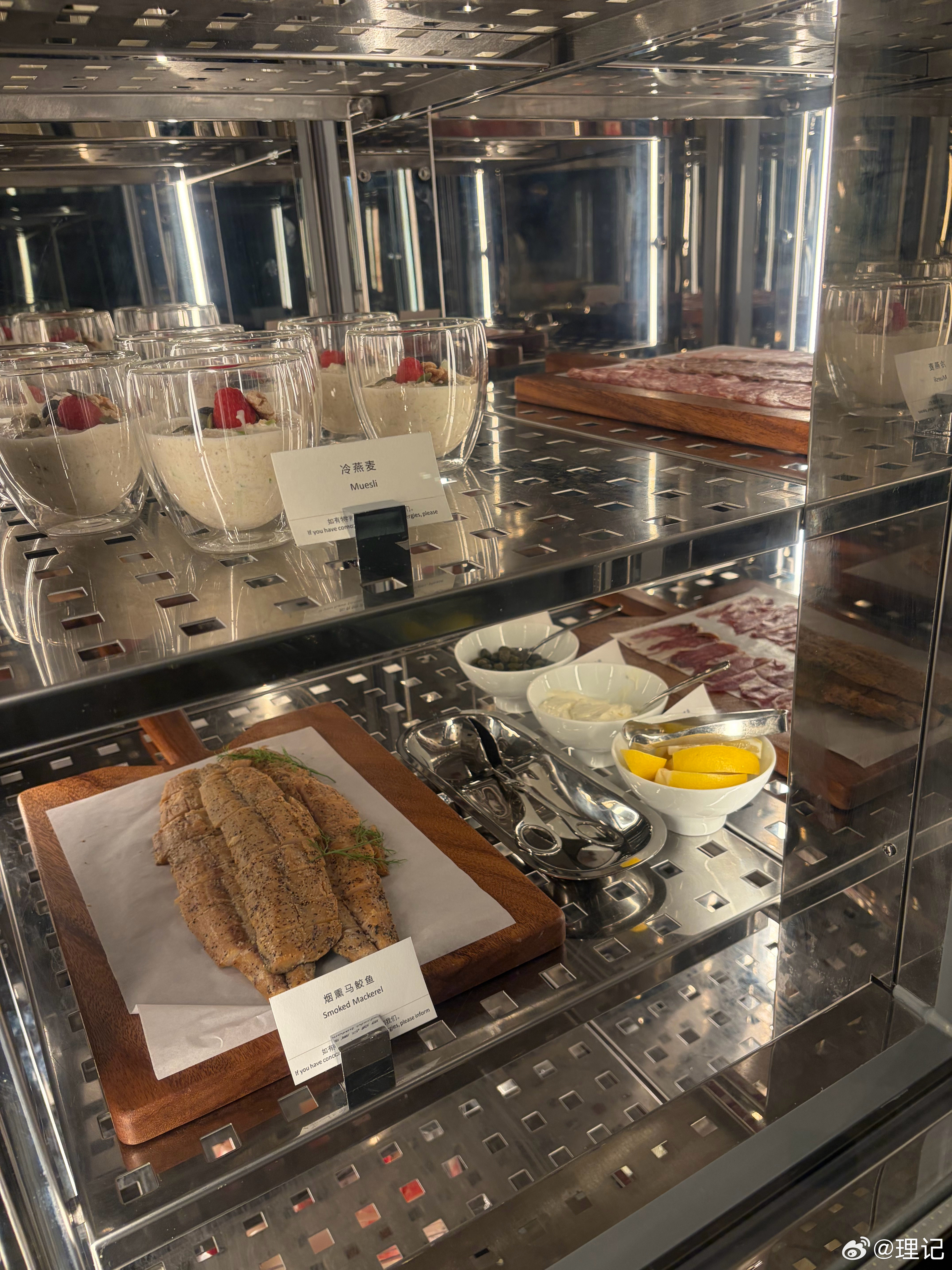 早餐。馋死了我了，时隔两周，终于吃上麦片酸奶水果杯了，酒店自制蓝莓无糖酸奶，搭配