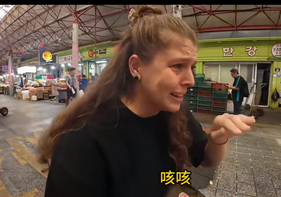 去完中国再去韩国的德国夫妇一天饿九顿，在中国吃得有多香，在韩国就有多痛苦，一口泡