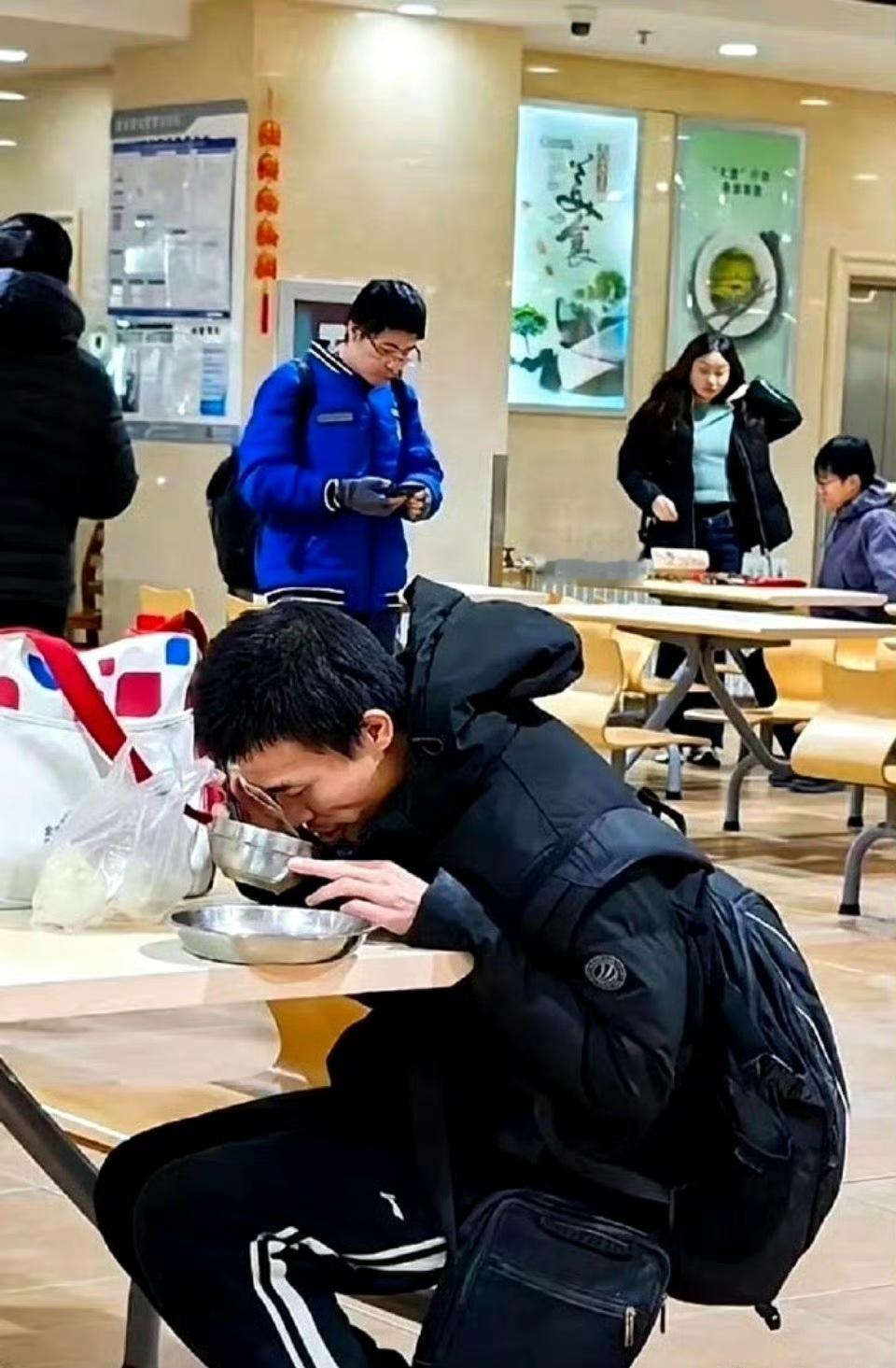 韦神不一样的存在，或者说天才就是与众不同。他在北大的年薪高达60万，而他的生活一