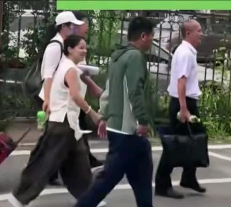 柴桑大姐讲到，昨天开会时小熊的律师时，笑了：那个他们那边，跟着一个60多岁，头