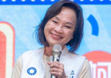 国民党候选人柯志恩日前在旗山市场拜票并出席“高雄夏祭新鲜市”活动。行程结束准备离