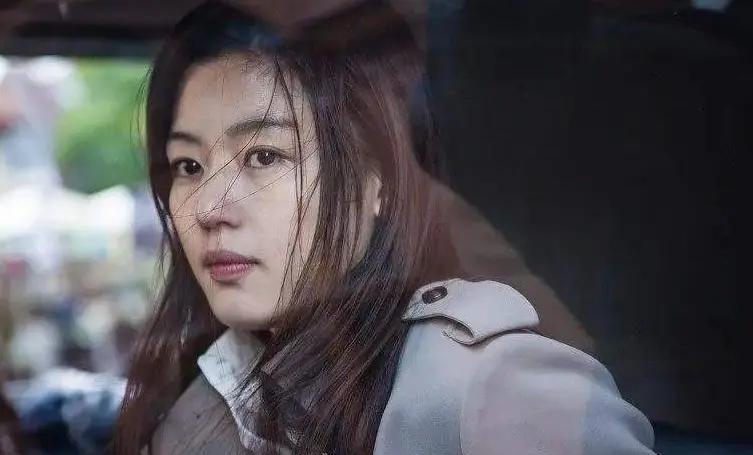 标题全智贤主演韩剧《暴风圈》涉辱华争议：文化尊重缺失下的市场反，由迪士尼投资70