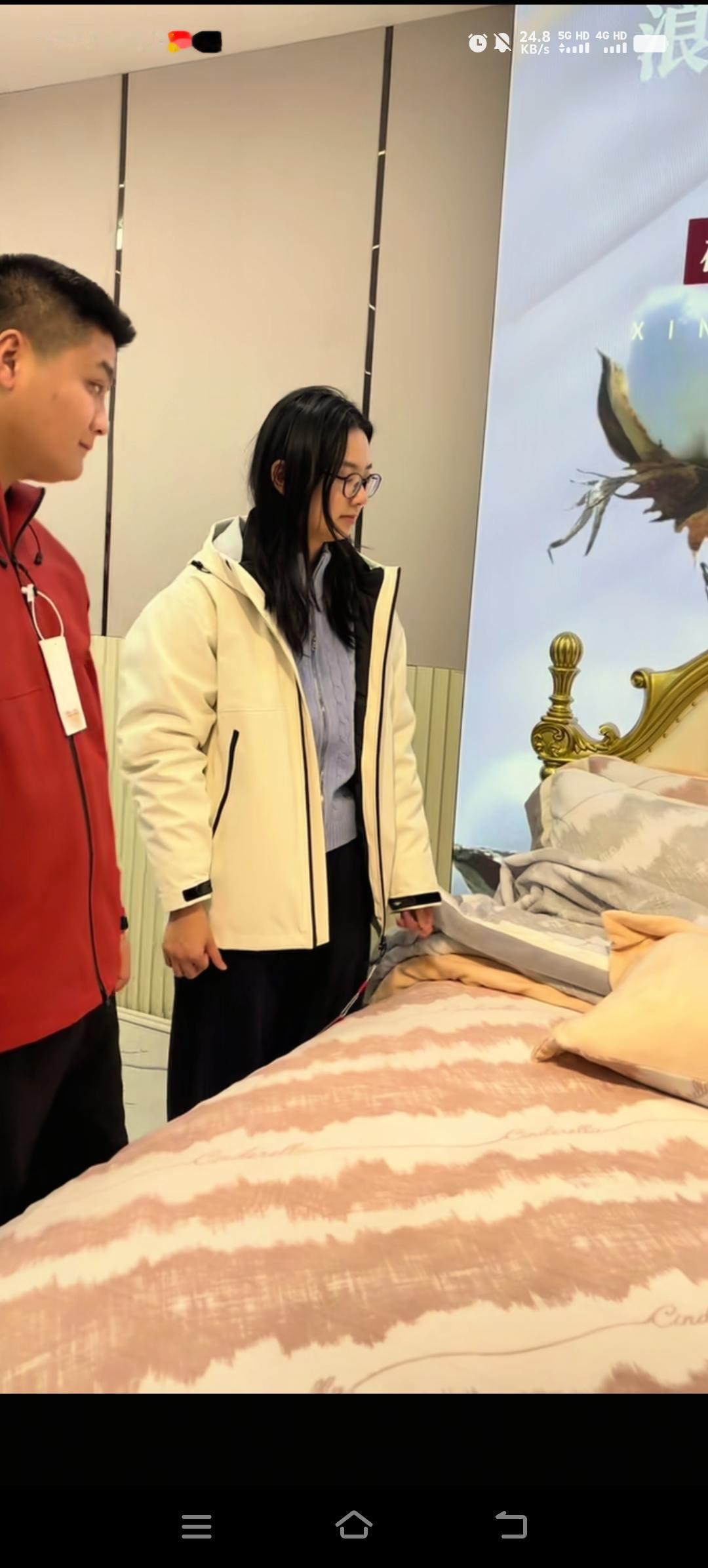 双胞胎哥哥的粉丝达到了17万，今天继续带货浪莎家纺，也开通了橱窗功能，不知道弟弟