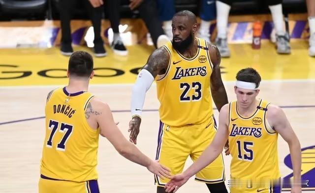 湖人将全员健康出战洛城德比，里弗斯夸赞东契奇是有趣的人北京时间2月20日，湖人