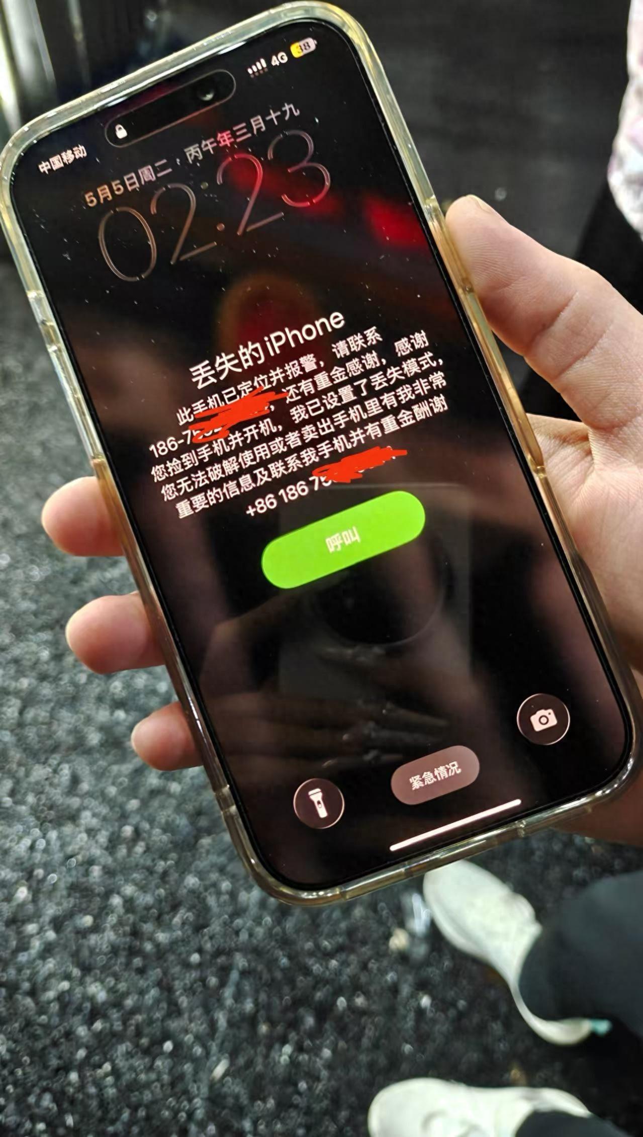 广东珠海，女生高高兴兴去海底捞给男朋友过生日，结果一顿饭的工夫，手机丢了。最新款