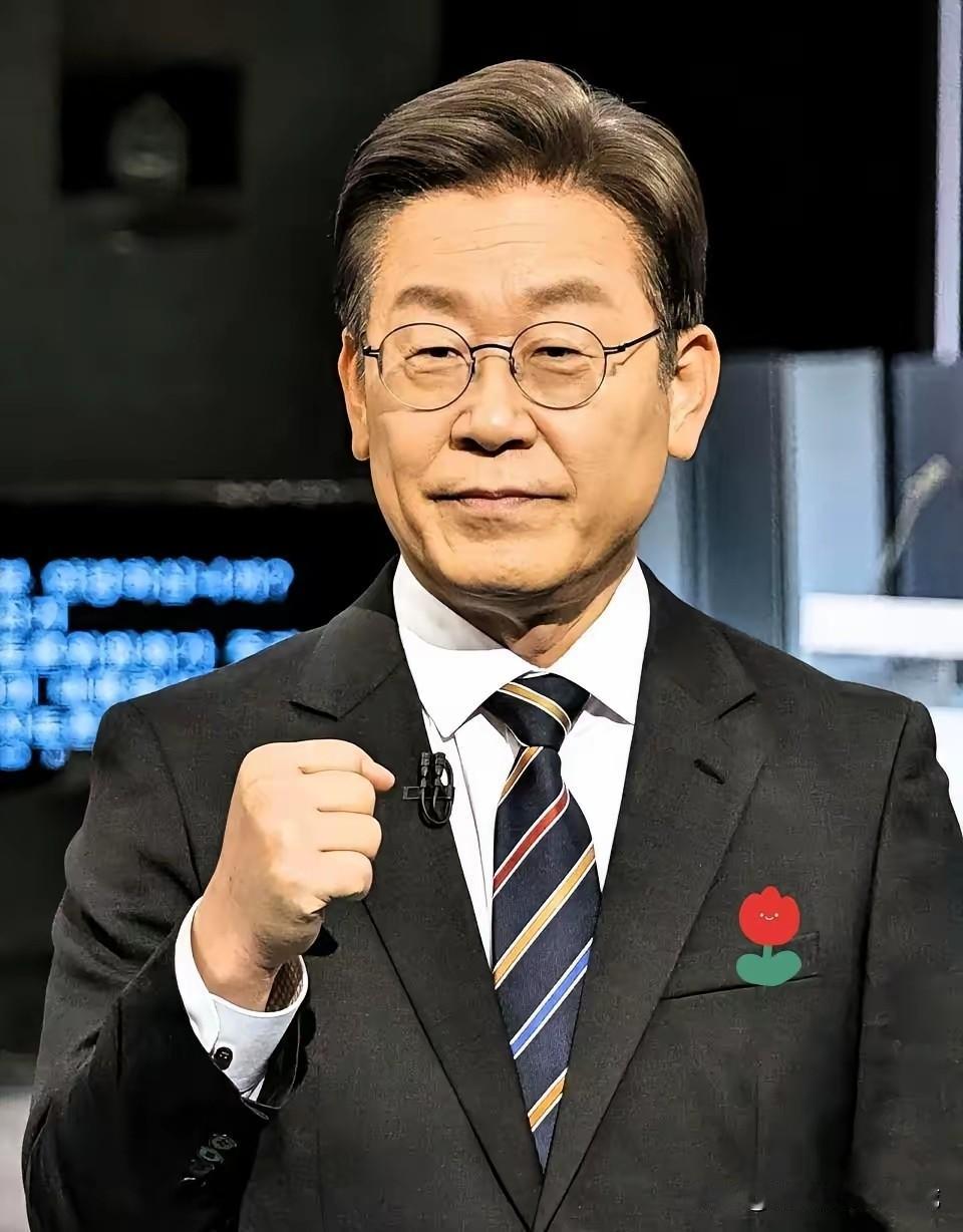 李在明这一跪，把我看乐了，也看沉默了。人家没穿明黄，也没绣龙纹，老老实实摆正